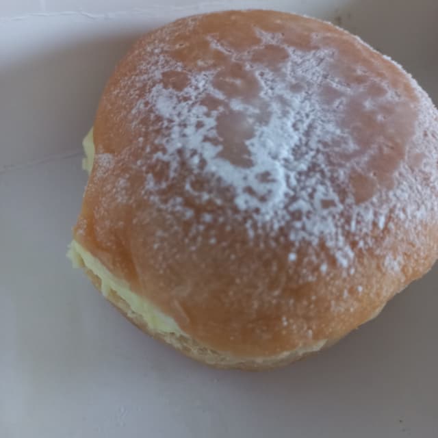 菜肴“Berlinesa Rellena De Crema Pastelera”的照片