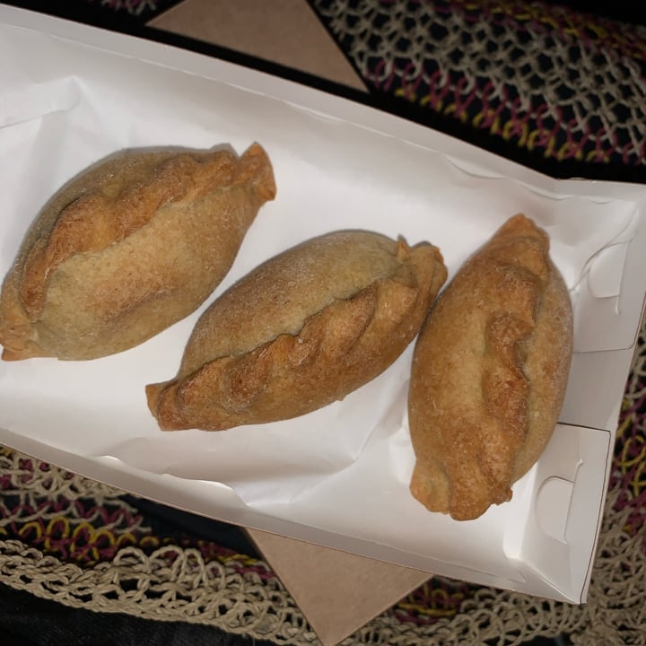 review photo of La Verdé Bio- Factoria Empanadas De Tofú Frito, Pesto y Aceitunas shared by @gingerale on 24 Apr 2022 - review