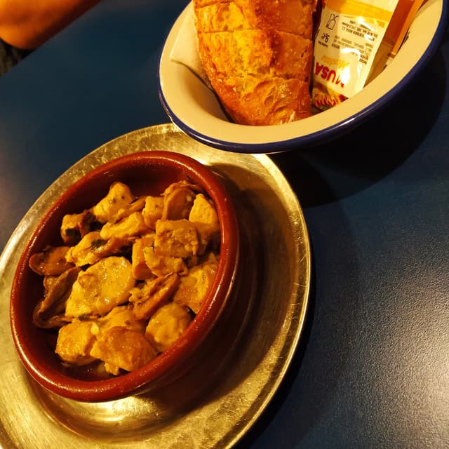 菜肴“Pollo al ajillo”的照片