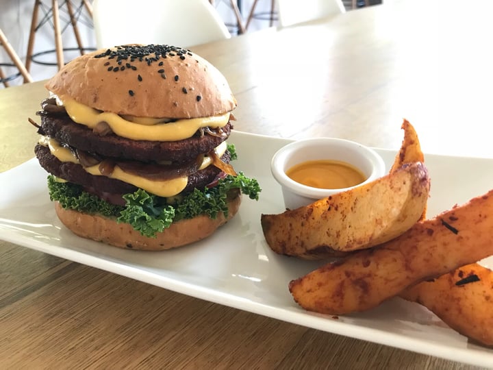 photo of La Raíz De La Tierra Double decker burger shared by @vegfriend on  30 Jan 2019 - review