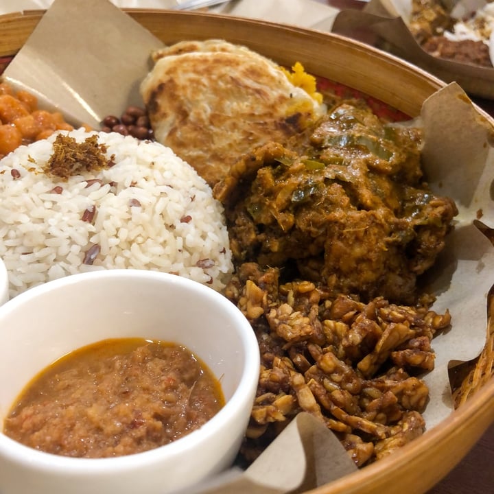photo of Indah Cafe. Art & Event Space. Cooking Class Nasi lemak Sharing Platter shared by @m1tch9i on  09 Nov 2022 - review