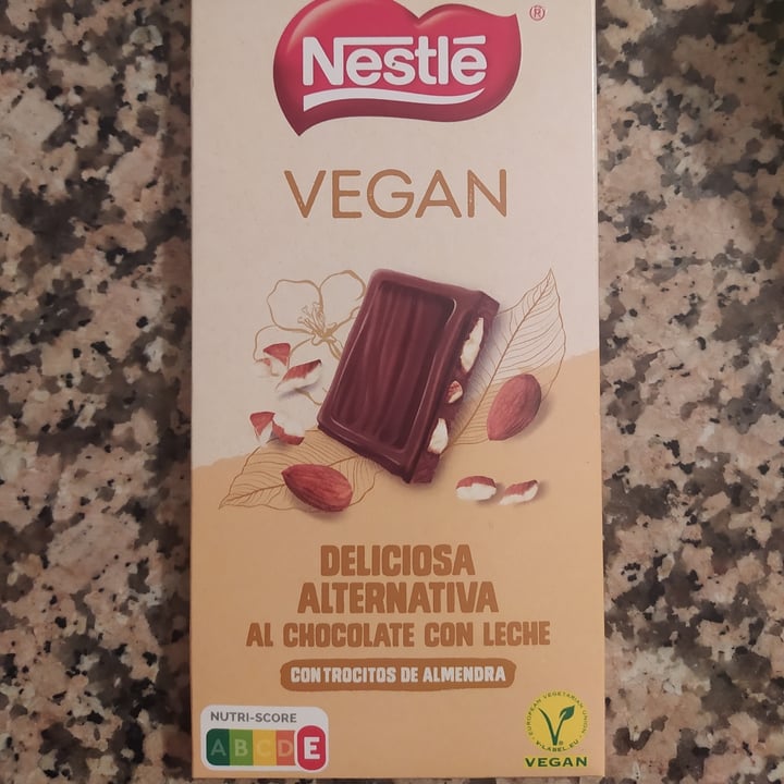 photo of Nestlé chocolate con almendras shared by @josuune on  04 Nov 2022 - review