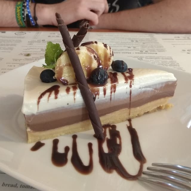 菜肴“Tarta De Tres Chocolates”的照片