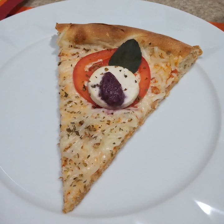 photo of La Belle pizzas Pizza Caprese shared by @juliasilva on  06 Aug 2022 - review