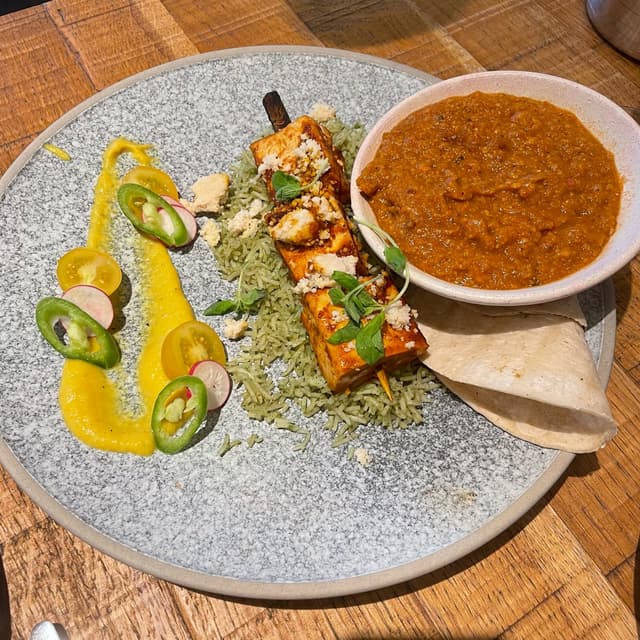 「pibil tofu, arroz verde, salsa amarilla, blue corn tortillas, black bean mole, queso fresco」の料理の写真