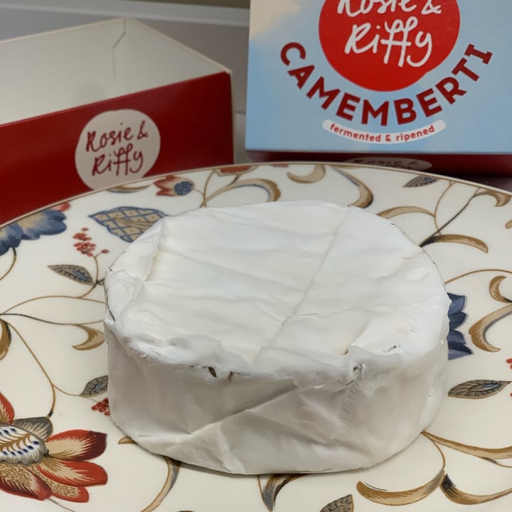 photo of Rosie & Riffy Cashew Camembert shared by @elenamarcoz on  12 Nov 2021 - review
