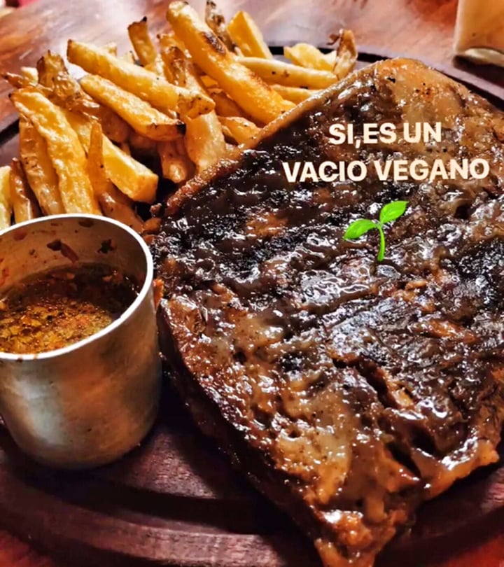photo of La Reverde Parrillita Vegana Vacío a la parrilla con papas fritas shared by @rominanotero on  23 Jul 2019 - review
