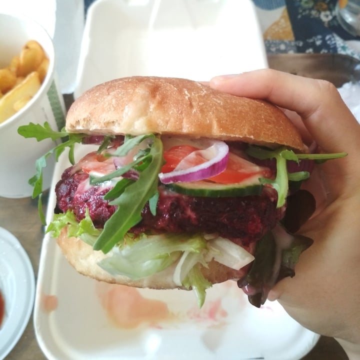 photo of Kozmosz Vegán Étterem Beetroot Burger shared by @madafanky on  12 Nov 2020 - review