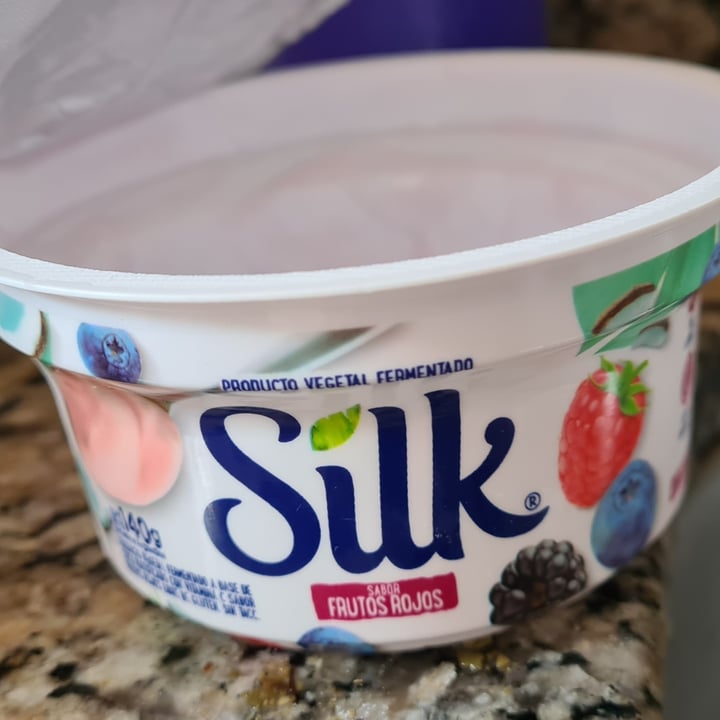photo of Silk yogurt a base de coco con frutos rojos shared by @cef on  10 Aug 2022 - review
