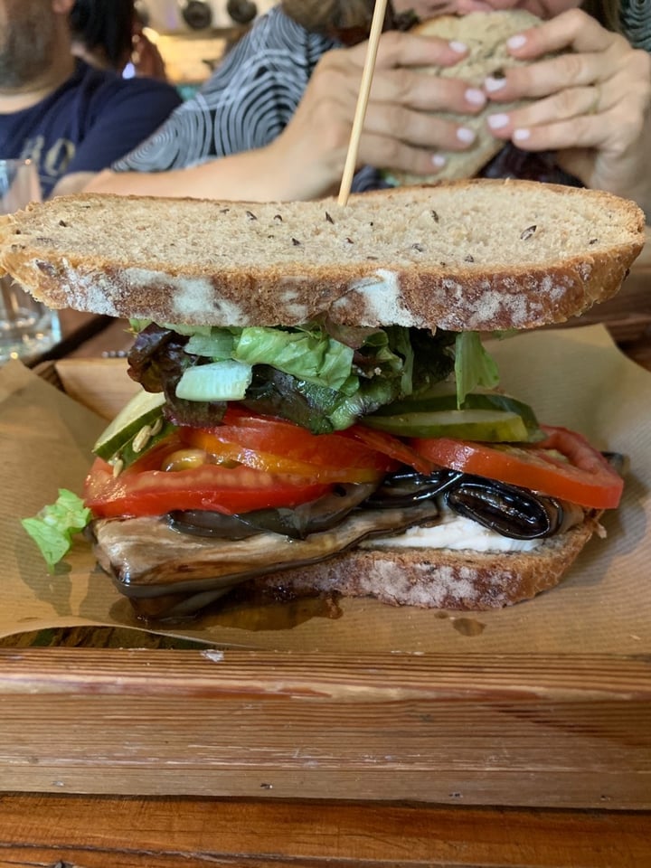 review photo of Hierbabuena Sandwich de vegetales con untable de cajú shared by @toagus on 10 Mar 2020 - review