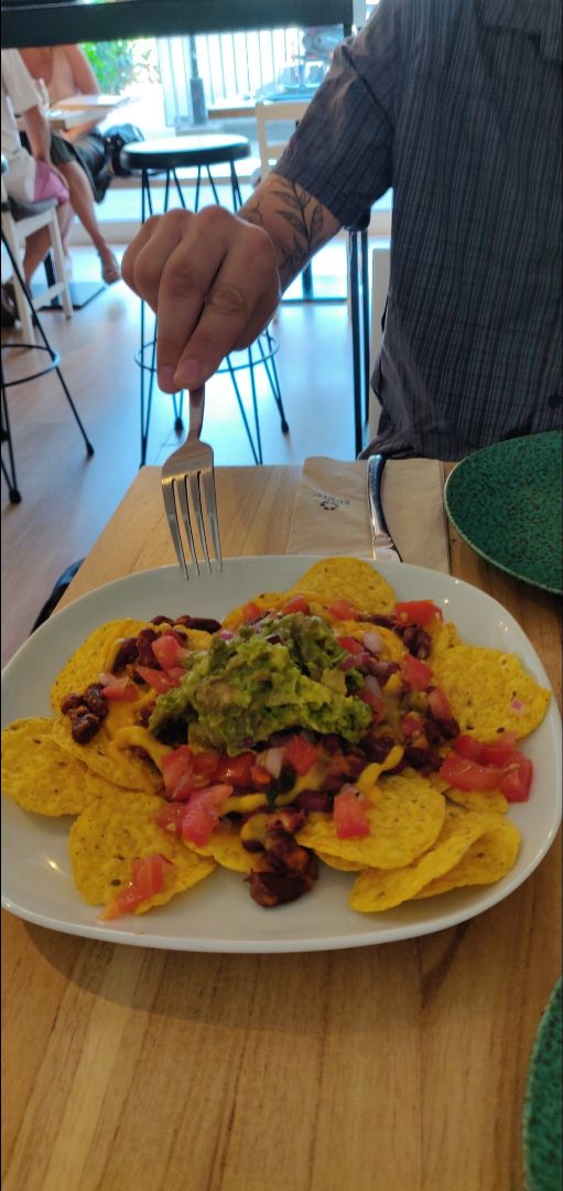photo of Restaurante Alive Nachos con cheddar vegano y guacamole shared by @gitaneta on  20 Apr 2020 - review