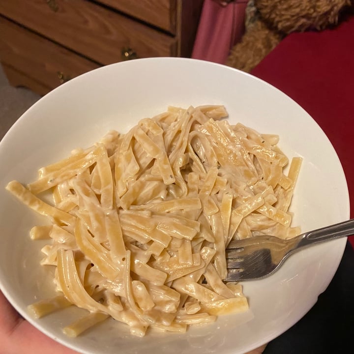 review photo of Daiya Alfredo Style Deluxe Cheezy Mac shared by @tayahworrod on 02 Feb 2021 - review