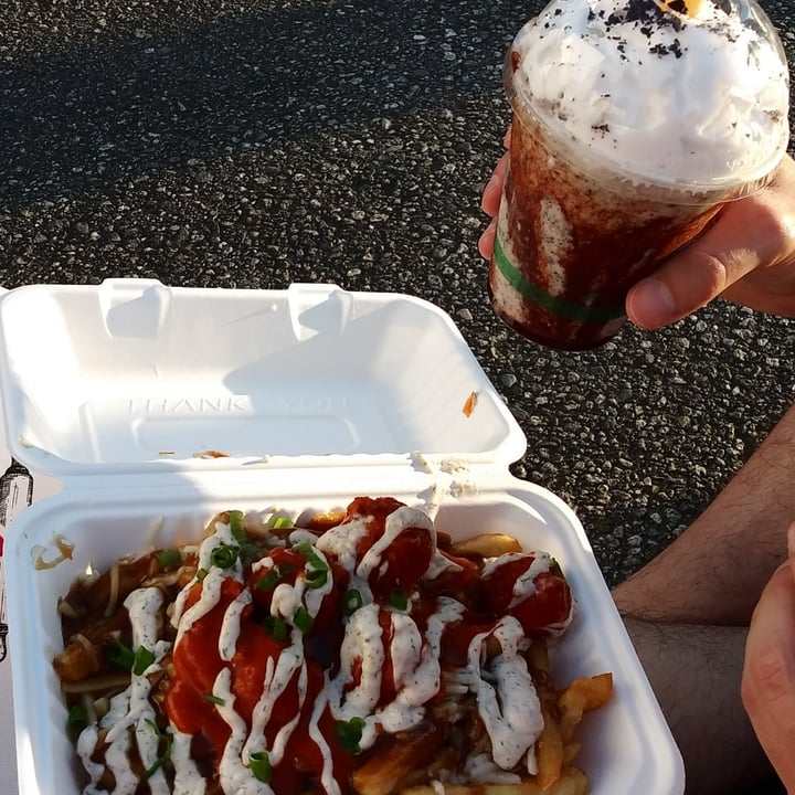 photo of Veg Out Plant Based Burgers & Shakes Buffalo Chick’n Poutine shared by @elvis08 on  16 Aug 2022 - review