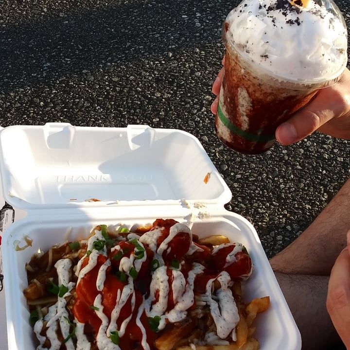 review photo of Veg Out Plant Based Burgers & Shakes Buffalo Chick’n Poutine shared by @elvis08 on 16 Aug 2022 - review