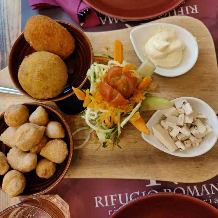 photo of Rifugio Romano ANTIPASTO DEL RIFUGIO VEGAN shared by @dezu3 on  29 Mar 2022 - review