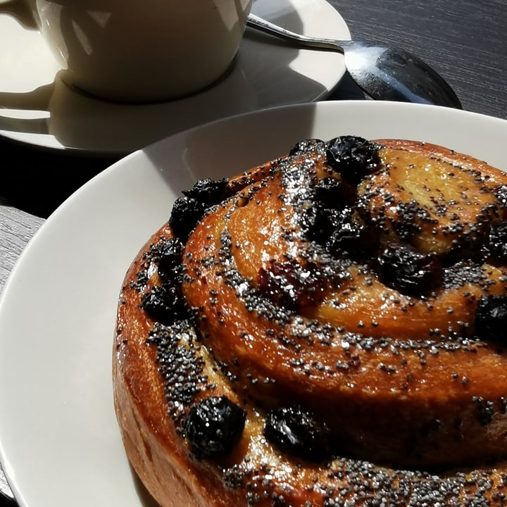 review photo of Tauer Bakery Russian Roll shared by @valerijcasanov on 18 Apr 2022 - review