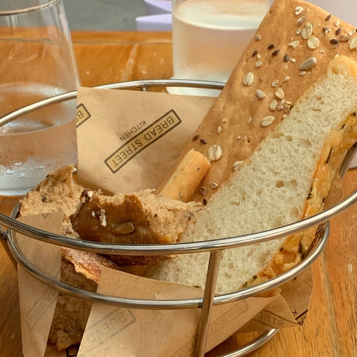 photo of Bread Street Kitchen Singapore Bread shared by @ziwa2025 on  01 Feb 2022 - review