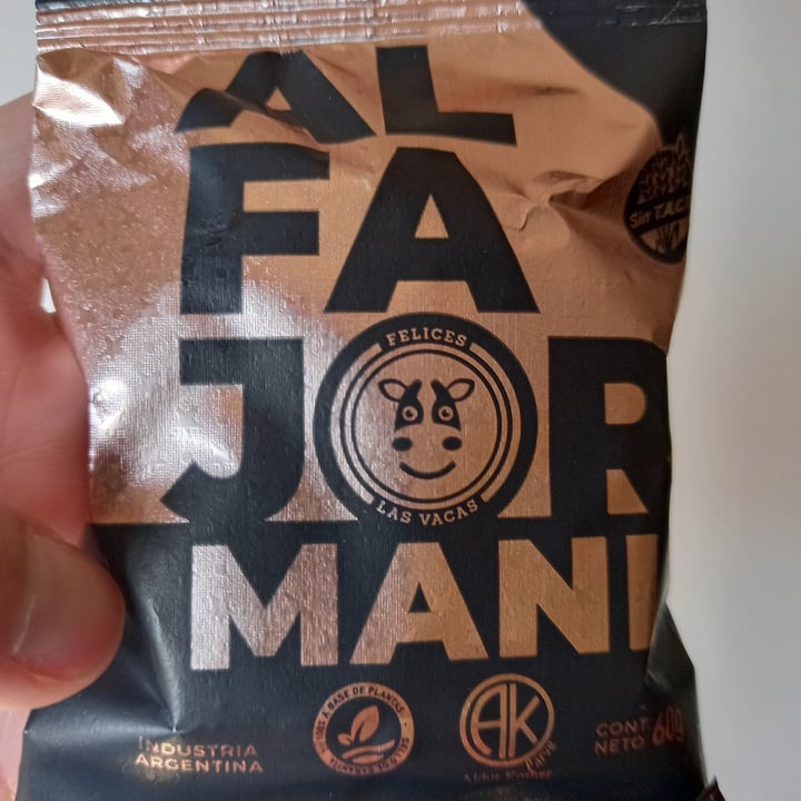 photo of Felices Las Vacas Alfajor de Mani shared by @lucianacastelnuovo on  14 Jul 2022 - review