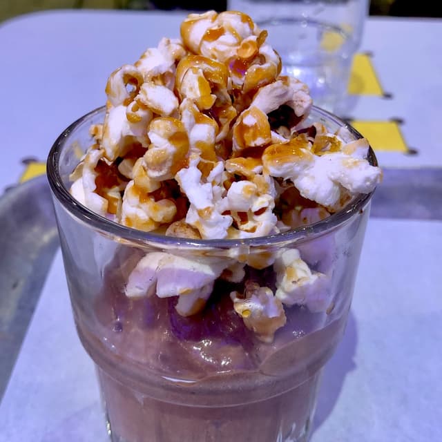 Foto del plato “Dark Chocolate Mousse With Salted Caramel Popcorn”