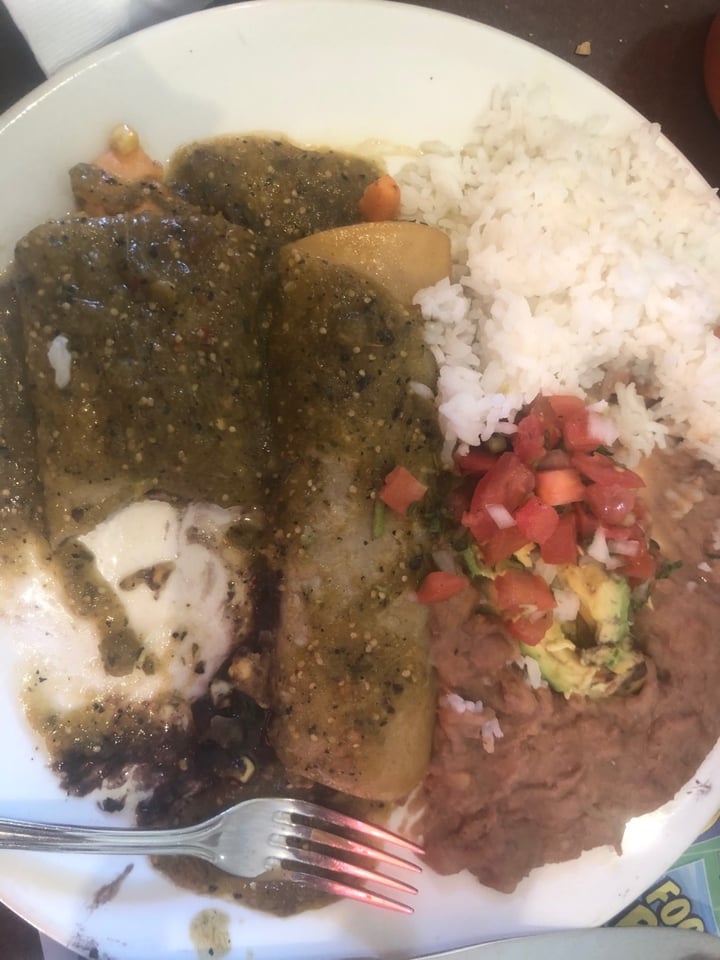 review photo of Miguel's Cocina Vegan Guacamole and Black Bean And Corn Enchiladas shared by @larcilou on 30 Nov 2019 - review