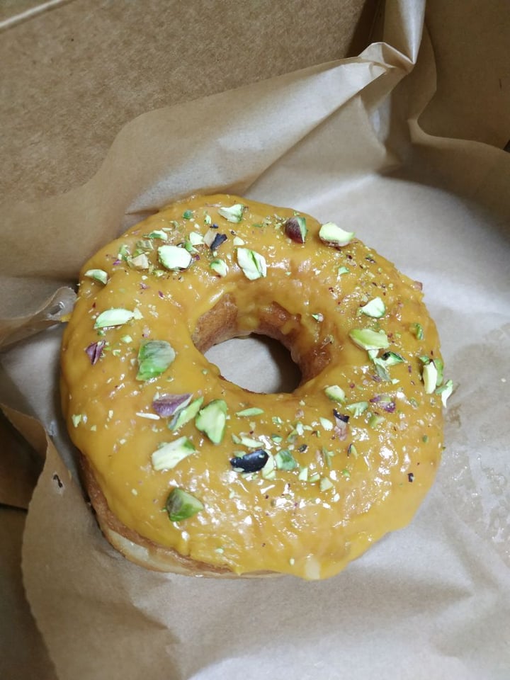 photo of VegAmazing Doughnuts Donut naranja y pistacho shared by @irenedlh on  10 Jun 2020 - review
