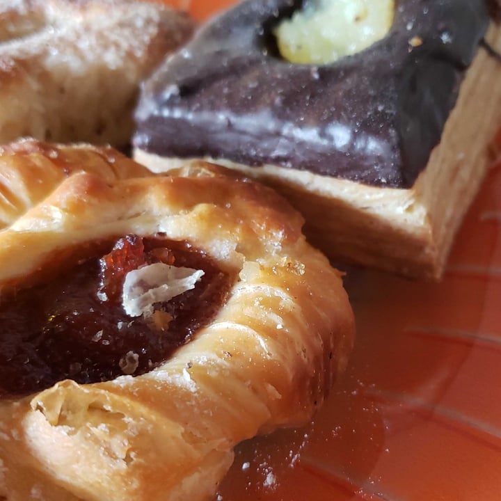 review photo of Panadería vegana Facturas shared by @danielacianfrini on 08 Oct 2022 - review