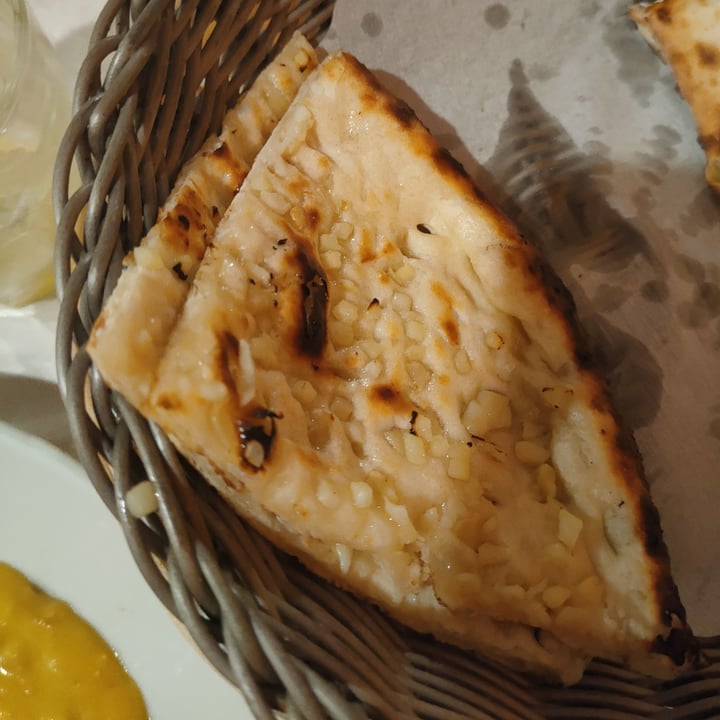 review photo of Taj Mahal Ristorante indiano HALAL FOOD. Naan all’aglio shared by @margheritadibosco on 14 Sep 2022 - review