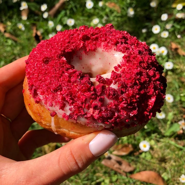 photo of The Rolling Donut Vanilla glaze with raspberry donut shared by @tessdallapria on  21 Jun 2021 - review