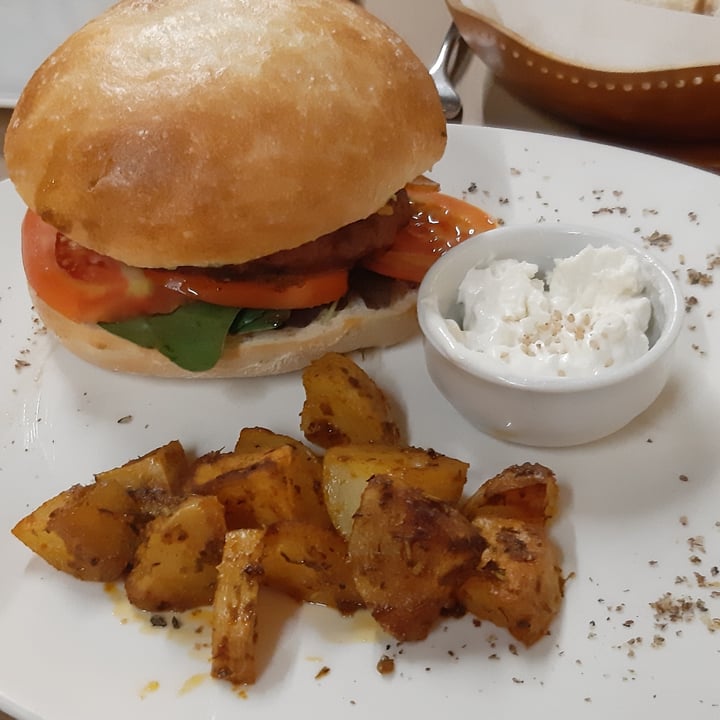 photo of Restaurante Vegetariano Fang i Aram Vegan Jinx Burger shared by @francescaglad7 on  02 Oct 2021 - review