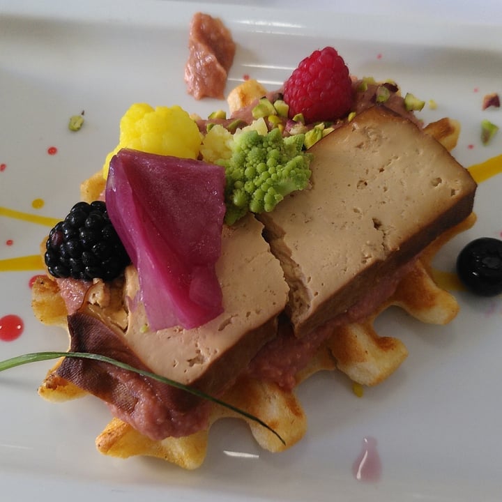 review photo of Crazy Cat Café Waffle con hummus di ceci e barbabietola, servito con una dadolata di tofu affumicato shared by @merry-cherry-veg on 26 Nov 2022 - review
