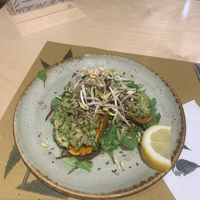 菜肴“sweet potato toast with avocado”的照片