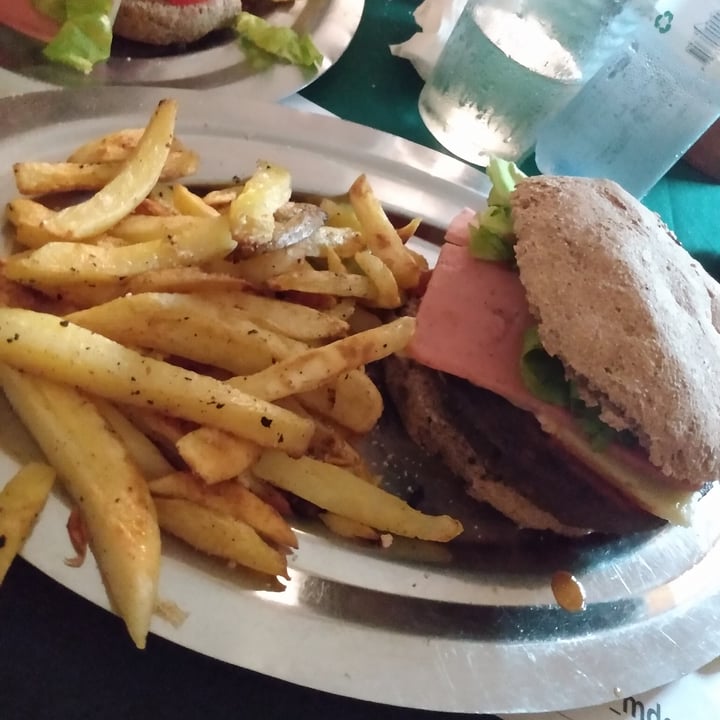 photo of Veg & Soul Hamburguesa con papas shared by @tamara-mascarini on  04 Jun 2022 - review