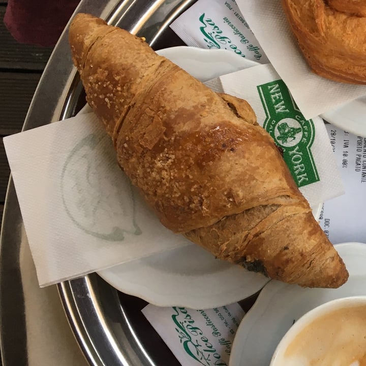 photo of DolcePisa -vegan options Croissant con marmellata di frutti di bosco shared by @giuliazecchini on  28 Jan 2022 - review