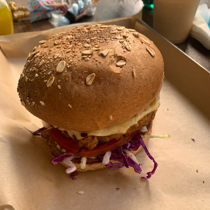 photo of Vegan Beat Athens Big Boss Burger shared by @lamaryvegana on  13 Apr 2022 - review