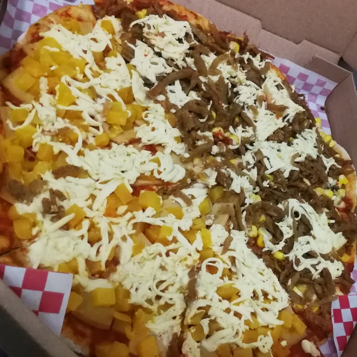 photo of Veggizzimo Pizza 1/2hawaiana 1/2campesina shared by @angelmt0927 on  17 Jan 2021 - review