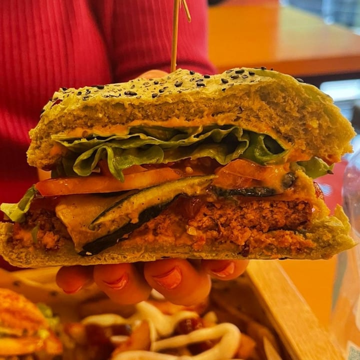 photo of Flower Burger Jungle burger shared by @pulcetta16 on  23 Nov 2022 - review