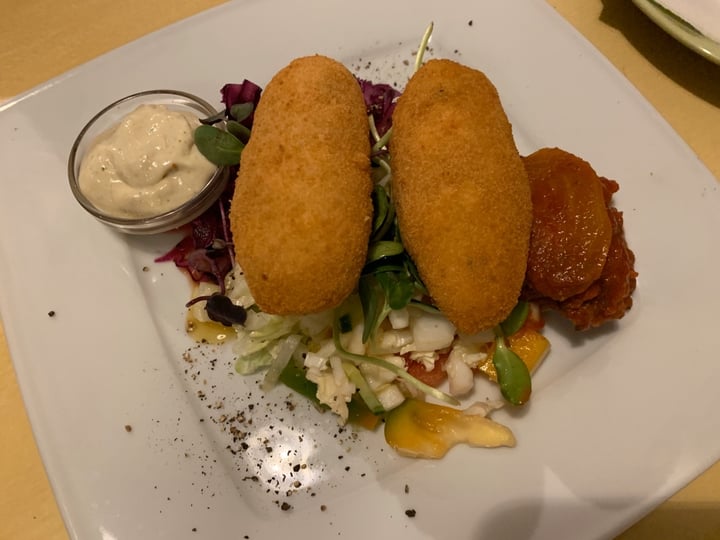 review photo of Restaurant Landia Kartoffel-Ingwer Laibchen mit Tahina, Melanzani und Salat shared by @nonni on 27 Feb 2020 - review