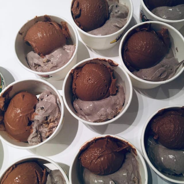 「Cookie dough and chocolate ice cream」の料理の写真