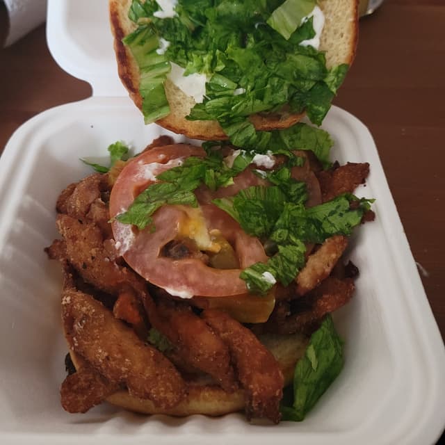 「Spicy Chickn Sandwich」の料理の写真