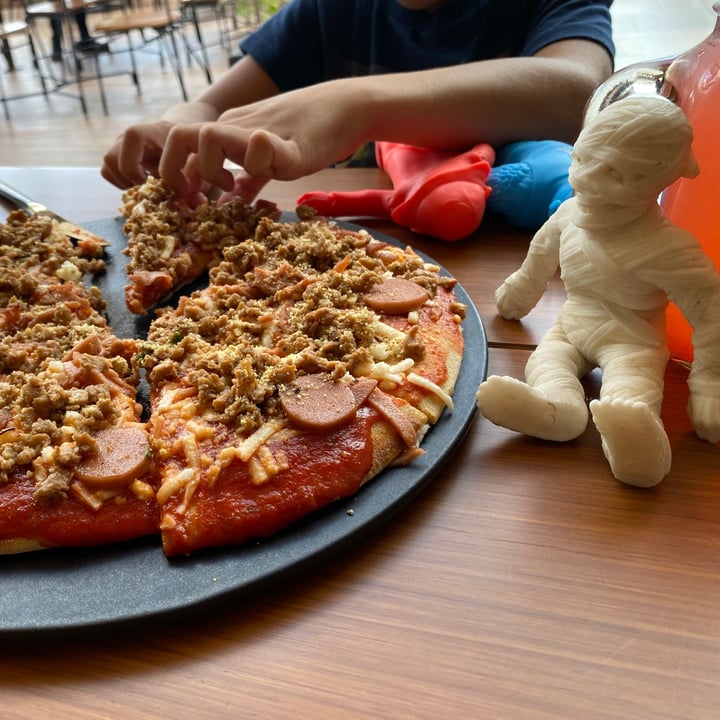 photo of Herbívoro No-Meat Lover’s Pizza shared by @ricardopimentel on  23 Jun 2021 - review