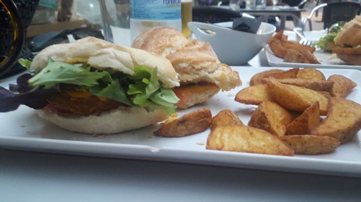photo of La Fresca Vegan Food Hamburguesa de pollo crujiente shared by @palomazaragoza on  24 Aug 2019 - review