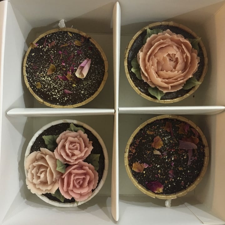 photo of Róa Valentine’s Day Floral Cupcake (Limited Edition) shared by @akanksha-r on  04 Apr 2021 - review