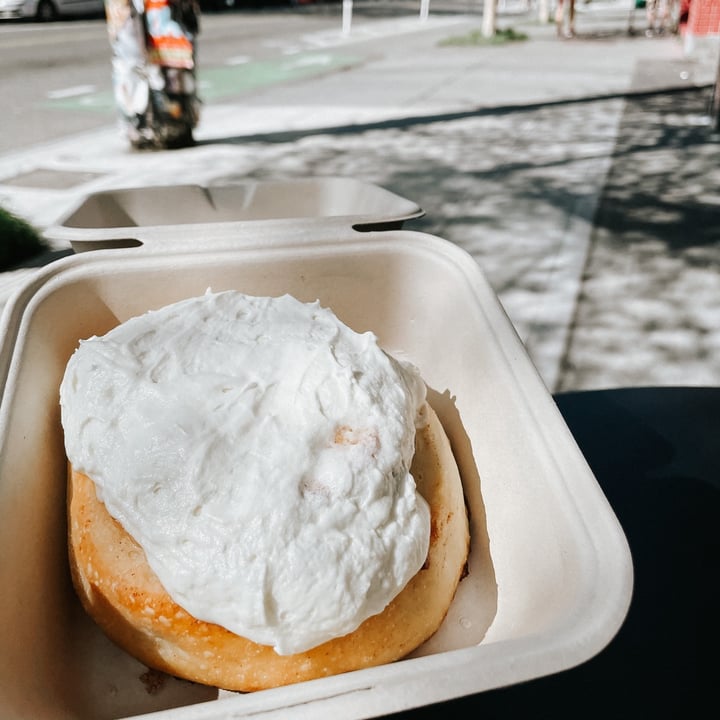 photo of Cinnaholic Cinnamon Roll shared by @ebarosay on  31 Aug 2021 - review