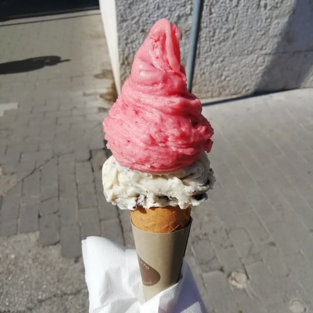 Foto do prato “Gelato fragola e burro di arachidi”