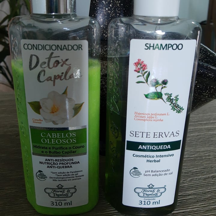 photo of Flores & Vegetais Shampoo 7 ervas Antiqueda shared by @fabi2022 on  25 Apr 2022 - review