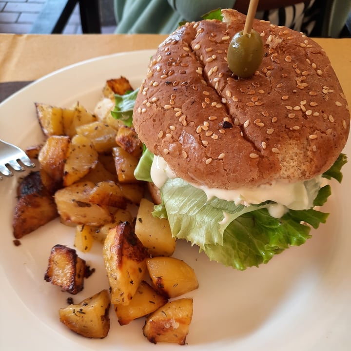 photo of Veganda Burger Classico shared by @tania- on  27 Aug 2021 - review