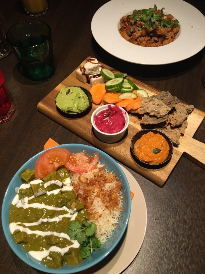 review photo of Vegan Inspiratsioon Hummus appetiser plate, spicy green curry bowl & pasta. shared by @sksaarik on 06 Dec 2020 - review