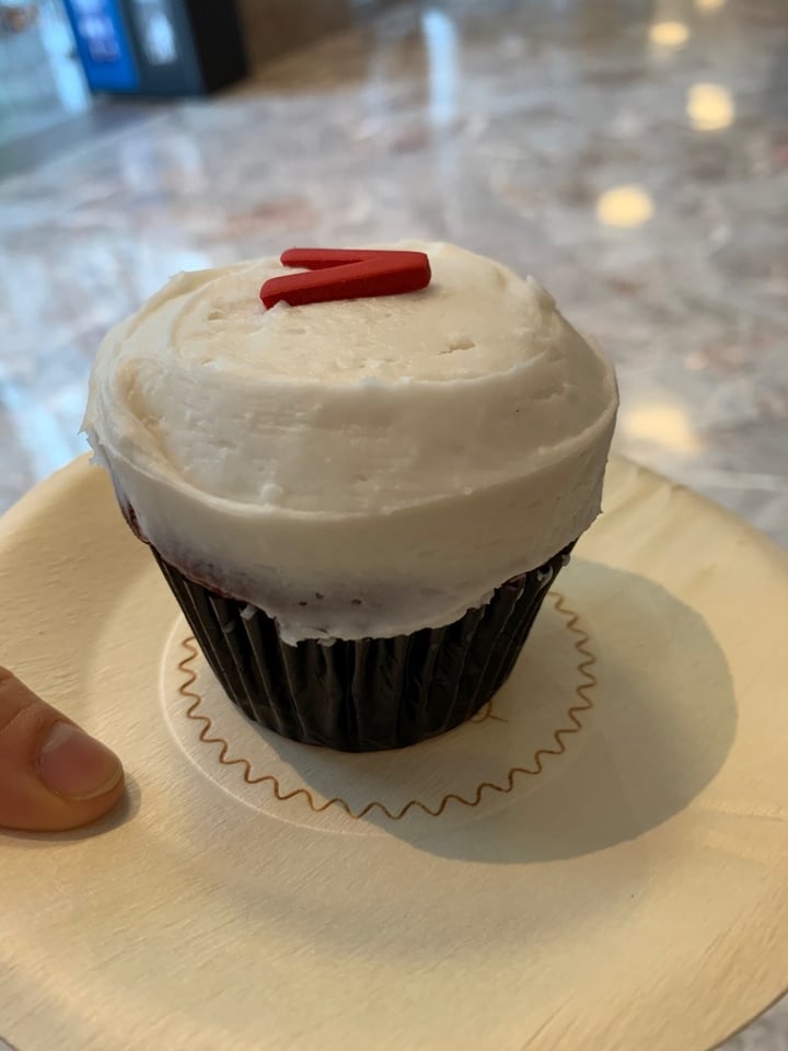photo of Sprinkles Cupcakes Vegan Red Velvet Cupcake shared by @cecicasillastin on  12 Feb 2020 - review