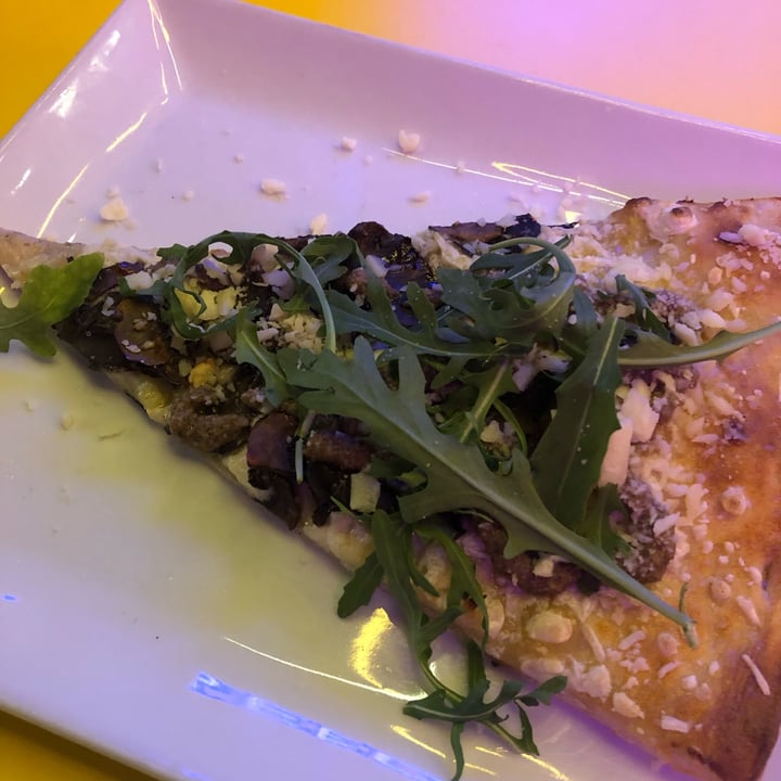 review photo of Freedom Pizza Pizza Tartufi e Funghi shared by @lunapimentel on 21 Apr 2022 - review