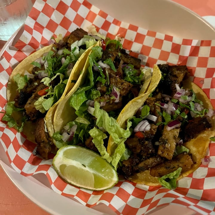 photo of Vegan Junkies Tacos with crispy seitan shared by @veninis on  16 Dec 2022 - review